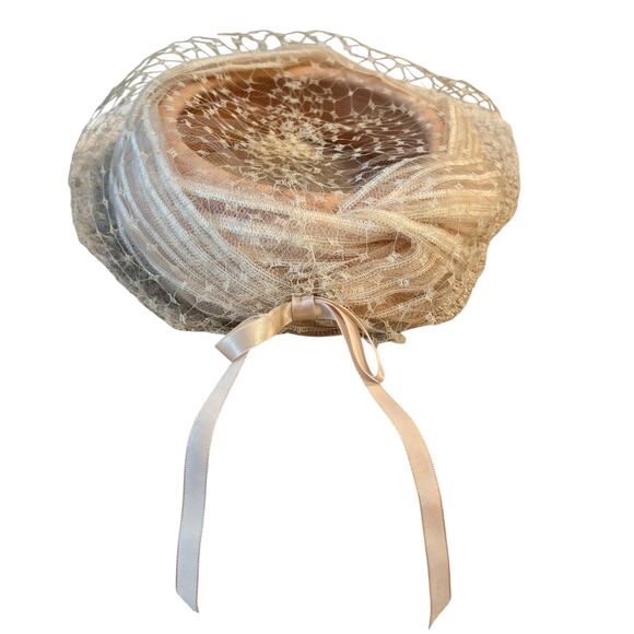 Vintage Beige Pillbox Fascinator Wedding Event Hat Lace Ribbon Trim 50's - 60's - Picture 4 of 6